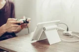 Fehér telefon- és tabletállvány 7