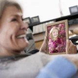 10,1 hüvelykes digitális képkeret Frameo alkalmazással, 32 GB – világosbarna 8