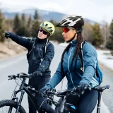 MTB kerékpáros sisak levehető napellenzővel és USB hátsó lámpával, 54-57 cm - fekete-fehér 10